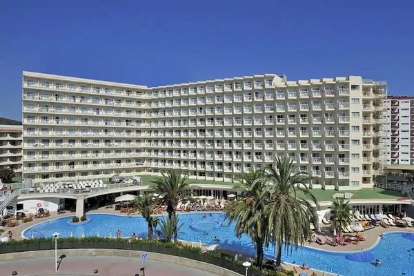 Außenansicht des Sol Guadalupe Hotels mit Swimmingpools und Sonnenliegen.
