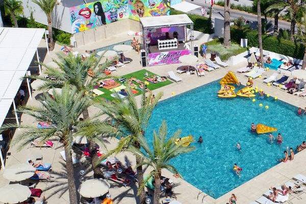 Luftaufnahme des Poolbereichs des Sol Guadalupe Hotels mit vielen Gästen und Lounge-Liegen.