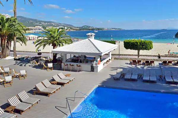Poolbereich des Sol Guadalupe Hotels mit Loungeliegen und Blick auf den Strand.