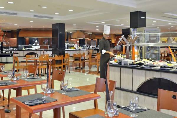 Buffet im Sol Guadalupe Hotel Restaurant mit einem Koch in einer Küche im Hintergrund.