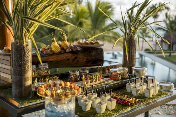 Buffet-Tisch im Outrigger Mauritius Beach Resort mit verschiedenen Vorspeisen und Früchten.