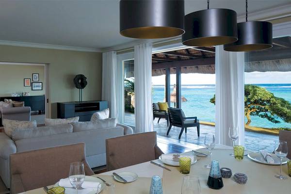 Wohnbereich des Outrigger Mauritius Beach Resorts mit Blick auf das Meer.