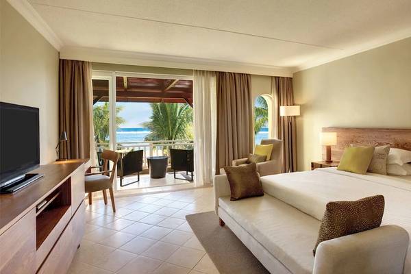 Suite im Outrigger Mauritius Beach Resort mit Blick auf den Ozean und Balkon