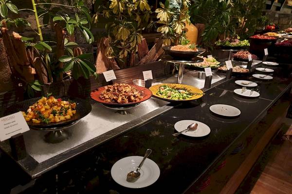 Buffettisch im Outrigger Mauritius Beach Resort mit verschiedenen Gerichten.