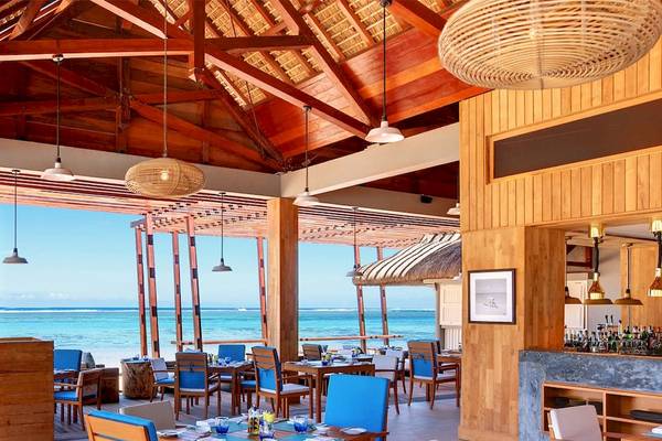 Innenraum des Outrigger Mauritius Beach Resort Restaurants mit Blick auf das Meer.