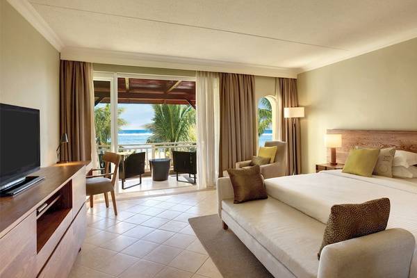Innenansicht der Suite im Outrigger Mauritius Beach Resort mit Meerblick.