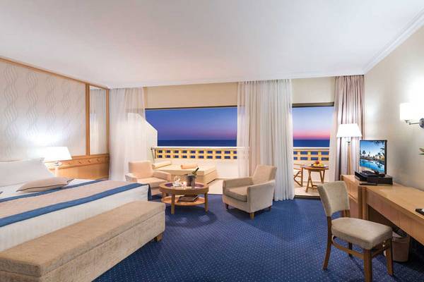 Suite im Athena Royal Beach Hotel mit Blick auf das Meer