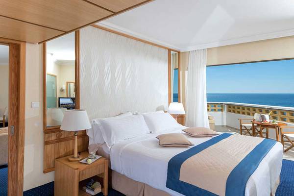 Zimmer im Athena Royal Beach Hotel mit Blick auf das Meer.