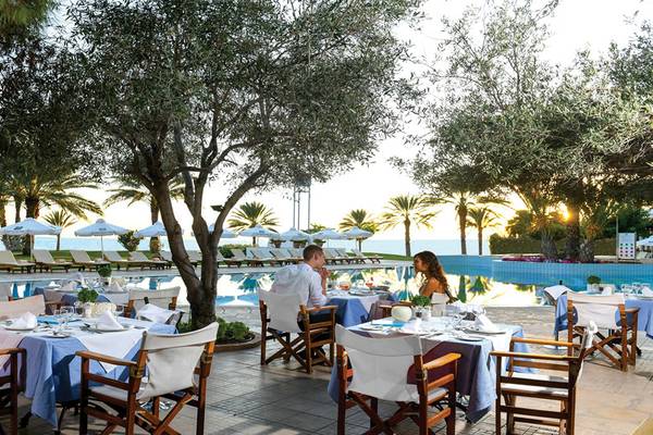 Restaurant des Athena Royal Beach Hotel mit Blick auf den Pool