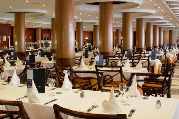 Innenbereich des Princess Inspire Tenerife Hotels mit vielen gedecketen Tischen und Stühlen.