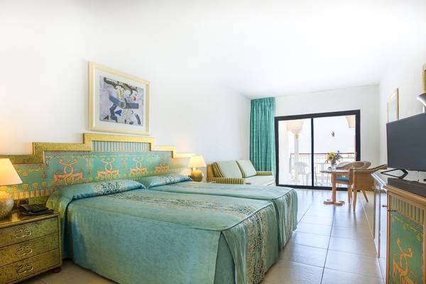 Doppelzimmer im Princess Inspire Tenerife Hotel mit zwei Betten, Dekor und einem Balkon