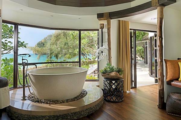 Badezimmer im Rayavadee Hotel mit Panoramafenstern und Meerblick.