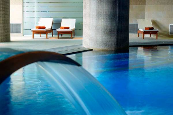 Schwimmbecken mit Ruheliegen im Royal Blue Resort