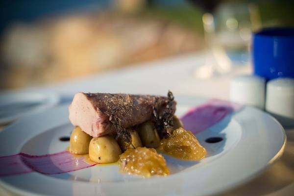 Ein Gericht im Royal Blue Resort mit Fleisch, Kartoffeln und Gemüse.
