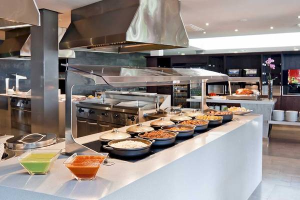 Buffetbereich des Restaurants im Barcelo Fuerteventura Castillo Hotel mit verschiedenen Gerichten.