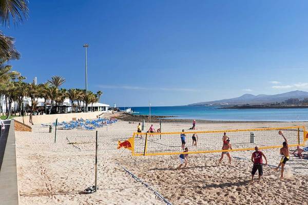 Volleyballspieler auf dem Strand des Barcelo Fuerteventura Castillo Hotels