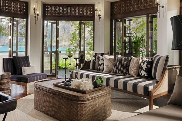 Rayavadee Hotel Wohnzimmer mit Sofa und Meerblick.