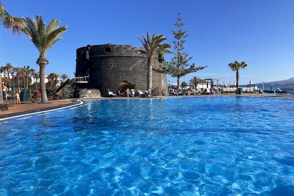 Außenpool mit Burgruine und Palmen im Barcelo Fuerteventura Castillo Hotel