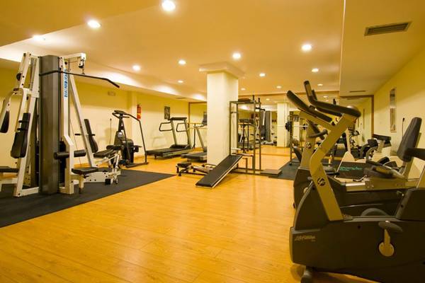 Fitnessbereich des Platanista Hotels mit verschiedenen Trainingsgeräten und Geräten.