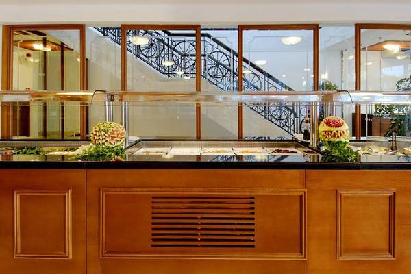 Buffettisch im Platanista Hotel mit verschiedenen Speisen und Wassermelonen-Dekoration.