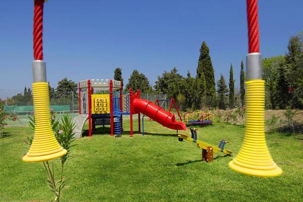 Kinderspielplatz im Platanista Hotel mit Rutsche und Schaukeln.