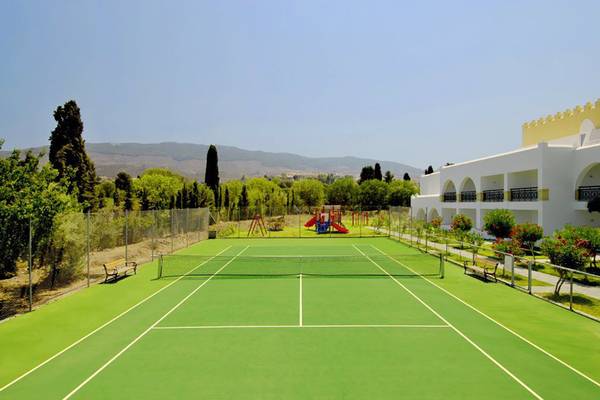 Tennisplatz des Platanista Hotels mit Spielplatz im Hintergrund