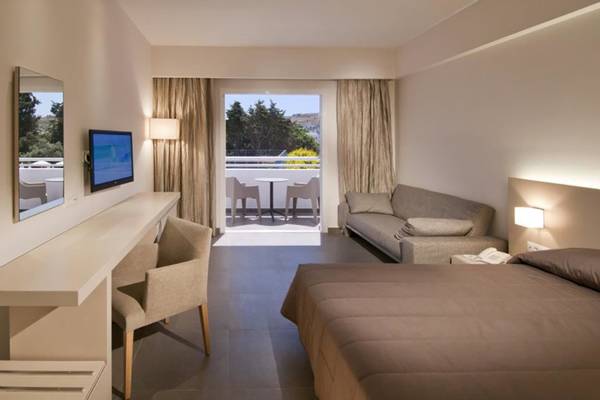 Innenansicht eines Zimmers im Platanista Hotel mit Bett, Schreibtisch, Fernseher und Balkon.