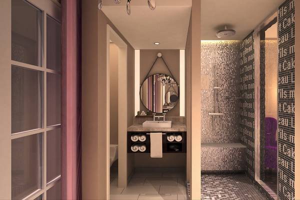 Innenansicht eines Badezimmers im Cromwell Las Vegas Hotel & Casino mit Spiegel, Waschbecken und gefliester Wand.