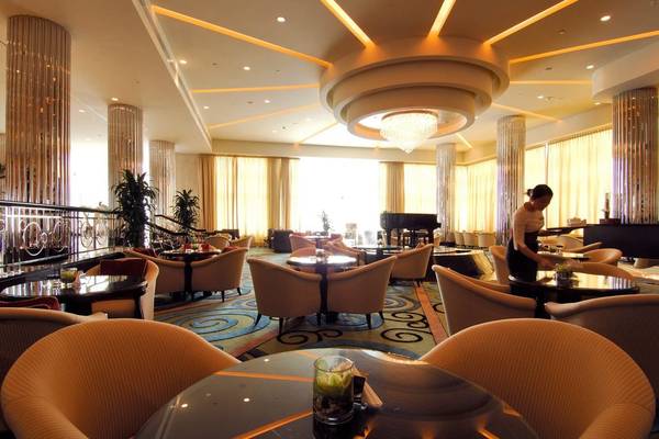 Foto von einem eleganten Restaurantbereich im Intercontinental Abu Dhabi Hotel.