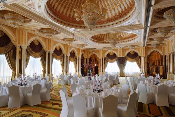Bankettsaal im Intercontinental Abu Dhabi mit eleganten weißen Tischen und Stühlen.