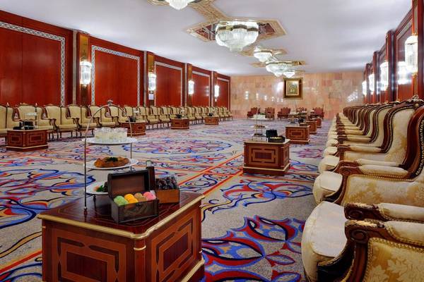 Foyer des Intercontinental Abu Dhabi mit dekorierten Tischen und Stühlen