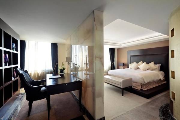 Hotelzimmer im Intercontinental Abu Dhabi mit Schreibtisch, Bett und Möbeln.