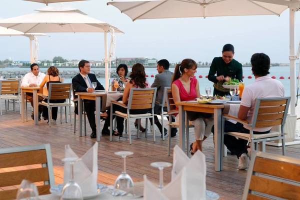 Gäste essen auf der Terrasse des Intercontinental Hotels in Abu Dhabi.