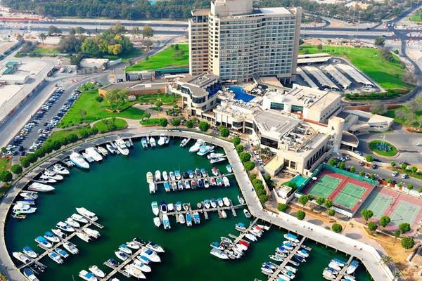 Luftaufnahme des Intercontinental Abu Dhabi Hotels mit Marina, Swimmingpool und Tennisplätzen.