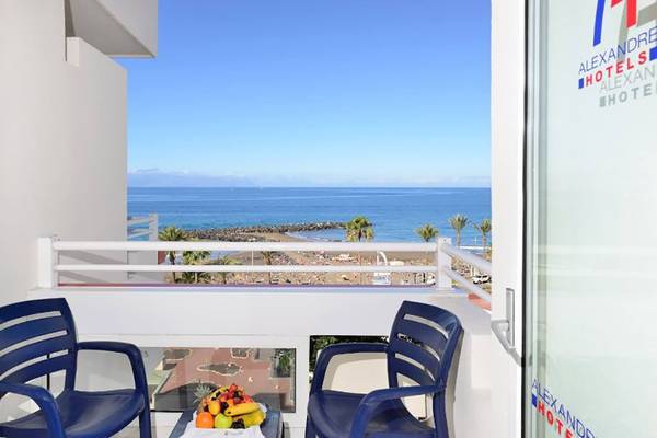Balkon des Alexandre Hotel Troya mit Blick auf das Meer und eine Obstschale.