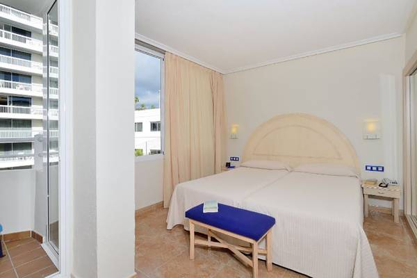 Doppelbett-Zimmer im Alexandre Hotel Troya mit Balkon und Stadtblick.