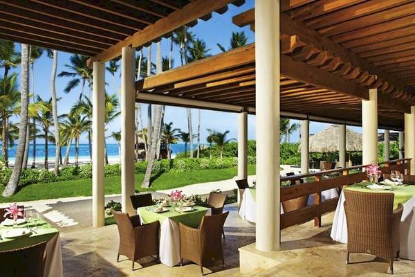 Terrasse im Hotel Secrets Royal Beach Punta Cana mit Blick auf den Strand