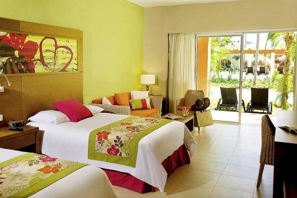 Doppelzimmer mit Terrasse und Gartenblick im Secrets Royal Beach Punta Cana.