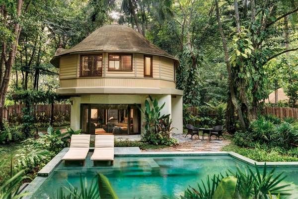 Rayavadee Hotel Garten Bungalow mit Pool und Liegen vor einer grünen Umgebung.