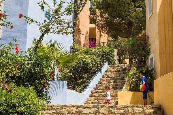 Zwei Kinder steigen die Treppe zum Candia Park Village auf.