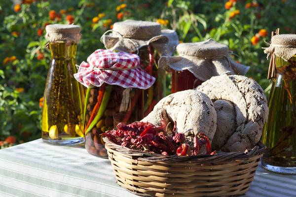 Ein Tisch von Candia Park Village mit Brot, eingelegten Chilischoten und Olivenöl