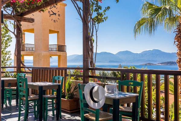Terrasse des Candia Park Village Hotels mit Blick auf das Meer und die Berge
