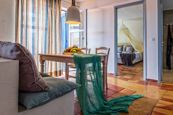 Candia Park Village Inneneinrichtung: Sitzecke mit Tisch und Bett