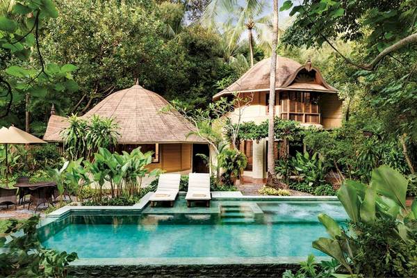 Rayavadee Hotel in tropischer Umgebung mit Pool und Liegen
