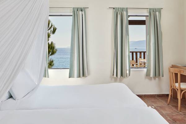 Doppelzimmer im Candia Park Village mit Meerblick, zwei Betten, Fenstern und Balkon.
