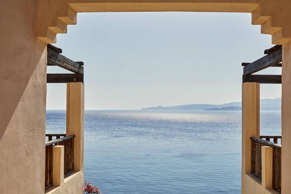 Blick vom Balkon des Candia Park Village auf das Meer und die Berge.