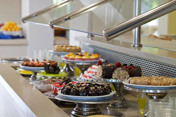 Buffet mit verschiedenen Desserts im Porto Bello Beach Hotel.