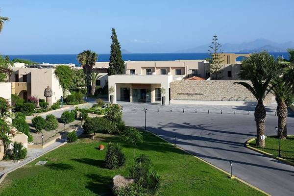 Außenansicht des Porto Bello Beach Hotels mit Blick auf den Eingang und das Meer