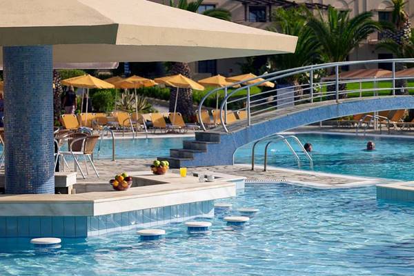 Außenpool des Porto Bello Beach Hotels mit überdachtem Bereich und Brücke