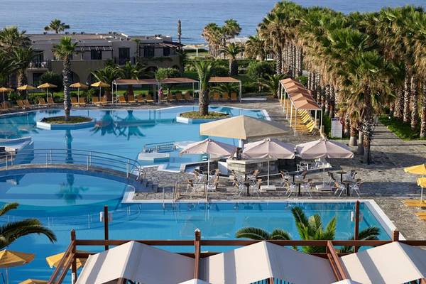 Luftaufnahme des Porto Bello Beach Hotel Schwimmbads mit Meerblick